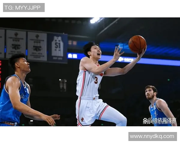 2017年CBA季后赛首钢与广东的激烈对决回顾与精彩瞬间分析